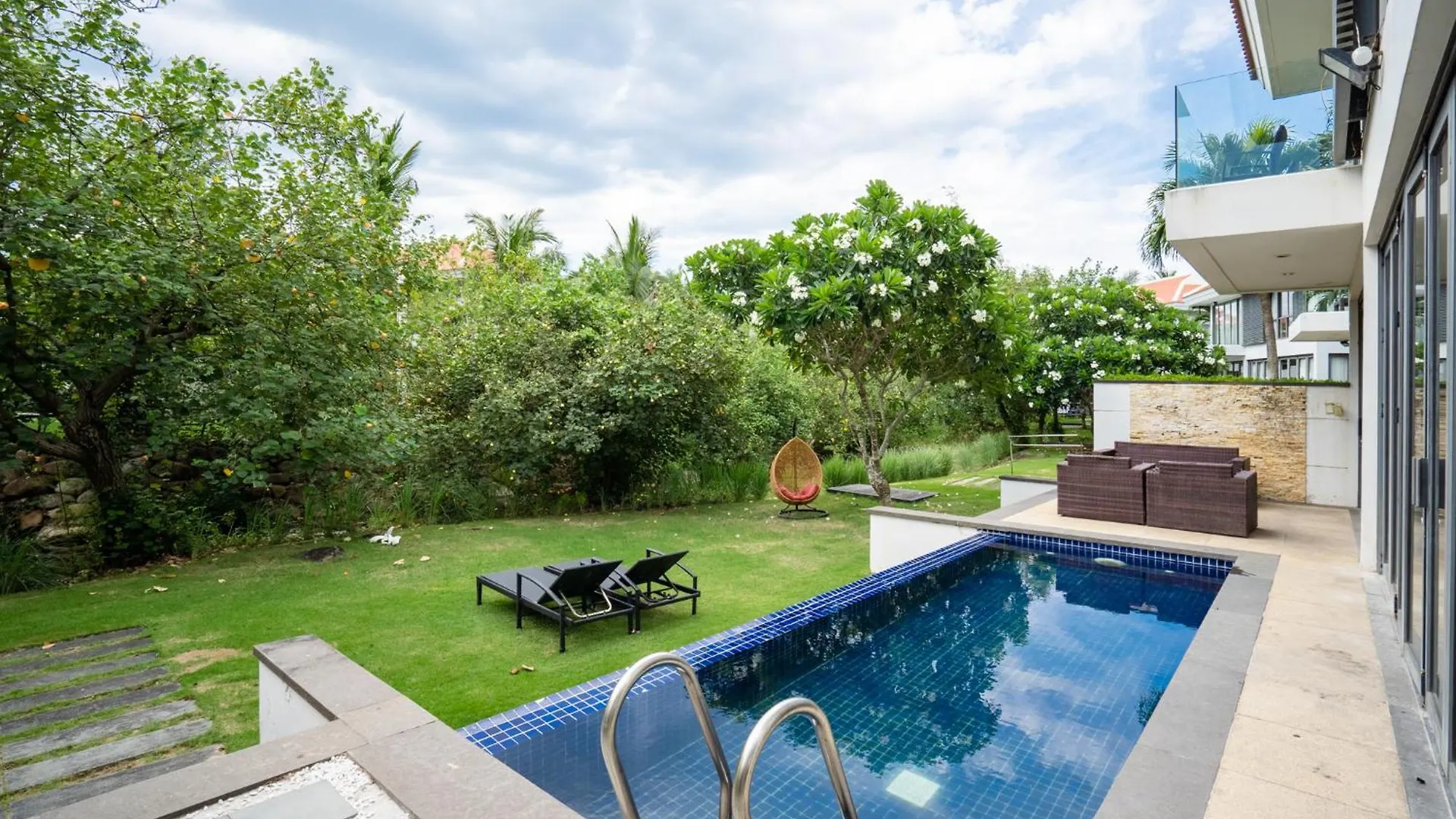 Luxury Pool Villa Close To The Private Beach Da Nang